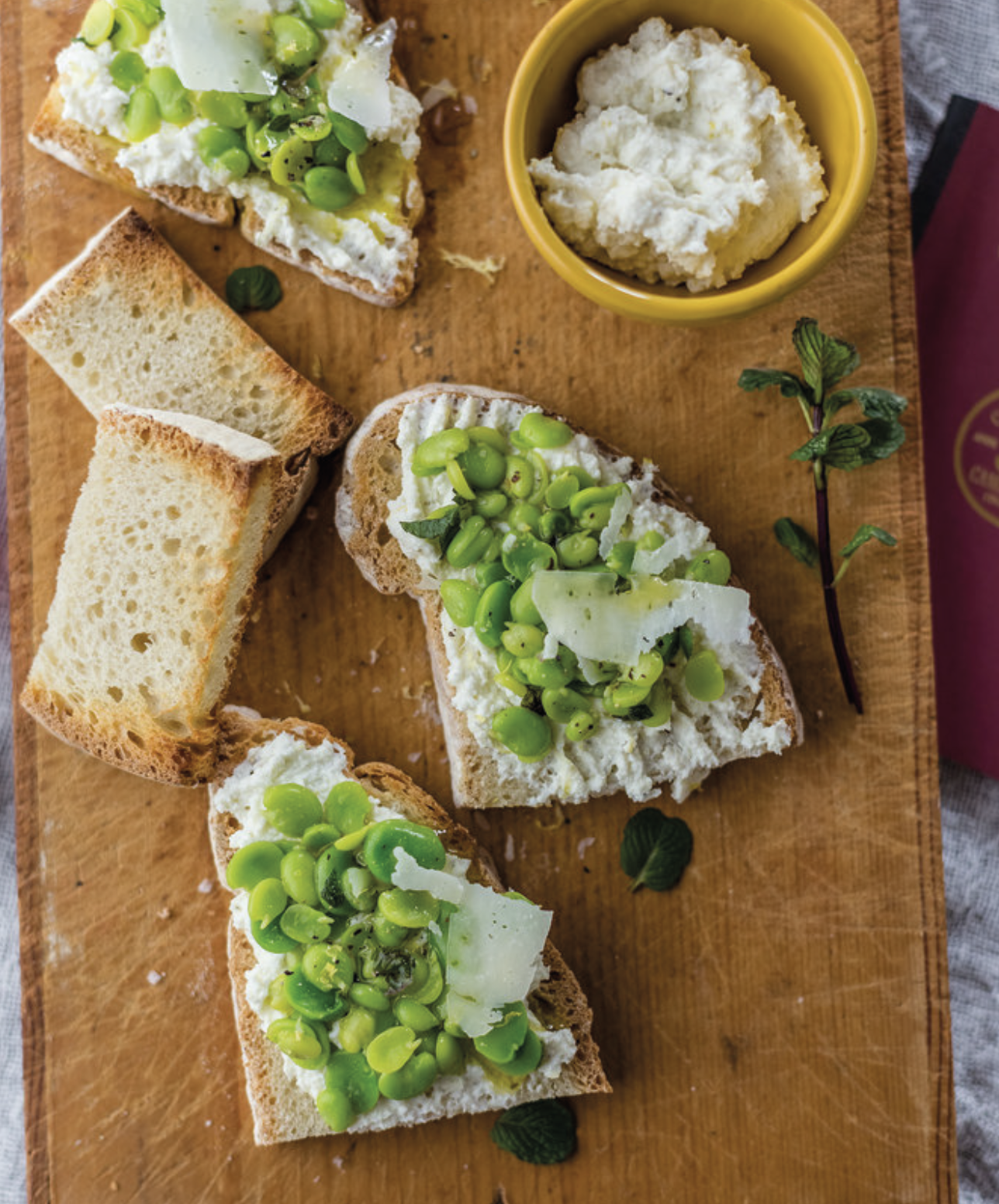 Bruschetta con Ricotta, Pecorino e Fave: la primavera in un piatto